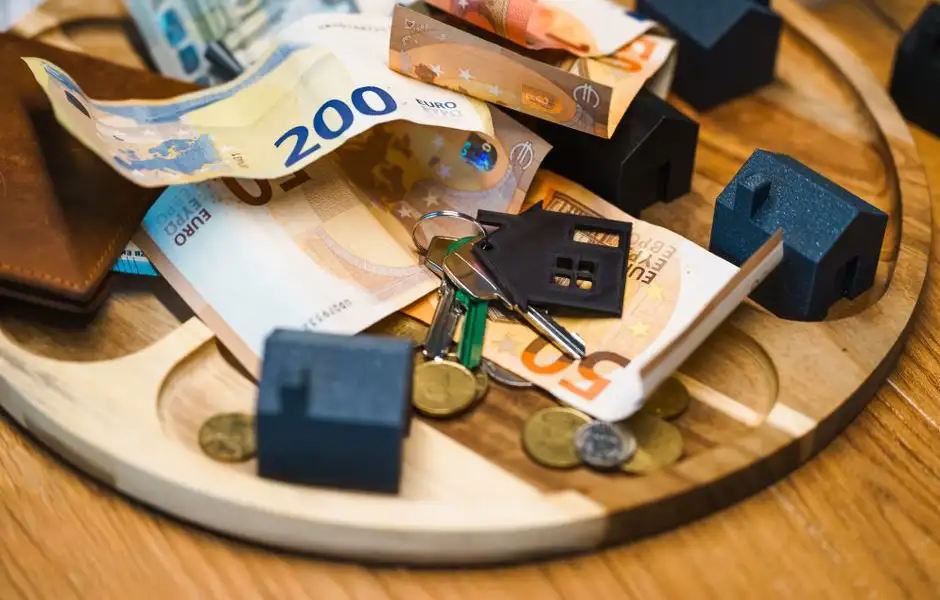 Intérieur d'appartement moderne avec documents d'assurance habitation posés sur la table basse